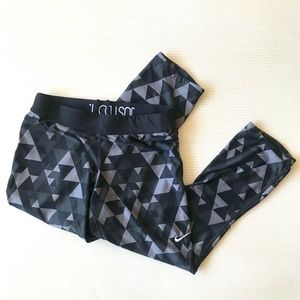 NIKE. Graphic Cropped Leggings - Size Medium